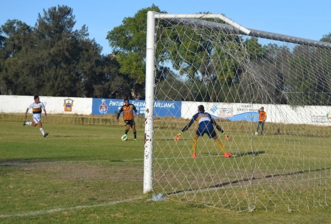 Cristian Cortés mano a mano con el arquero de UAZ