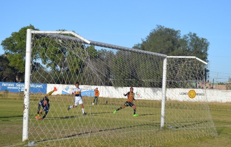 Disparo de Cristian Cortés, estrellándose en el travesaño