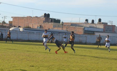 Rodrigo Ortega quita opción de gol a la U de G Lagos de Moreno