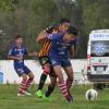 Jugadores de ambos conjuntos en la disputa del balón