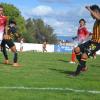 Disputa del balón en la banda izquierda de Leones negros Lagos