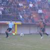 Sael Cardona no consigue evitar que el balón salga por el fondo de la cancha.