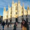 Al frente: Carolina. Al fondo: la Catedral de Milán