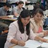 Estudiantes en la biblioteca 