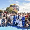 Los homenajeados se encuentran al frente del globo aerostático que recorrió toda la Red