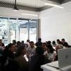 Los profesores que se dedican a la investigación discutieron sus ideas en mesas