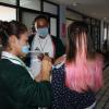 Personal de salud aplicando la vacuna para prevenir la influenza estacional