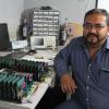 El doctor Ricardo Sevilla junto al dispositivo electrónico con el que realiza sus experimentos