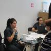 Practicante hace demostración de cómo utilizar el espirómetro