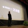 Arturo Díaz Santana conversando con el público que asistió al teatro José Rosas Moreno 