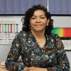 La doctora María del Rayo en su cubículo, con espectros de color al fondo