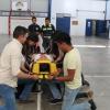Participantes en el curso de búsqueda y rescate simulan una maniobra 