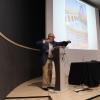 El doctor al frente mostrando diapositivas con los retablos