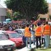 El maestro Miguel Moreno coordinando a los brigadistas, para la realización de la segunda etapa del simulacro