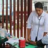 Personal del IMSS realiza toma la presión a universitario