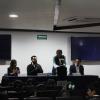 Niña de la escuela primaria José María Morelos y Pavón recibiendo su reconocimiento