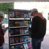 Asistentes a la feria observan la oferta editorial en los stands