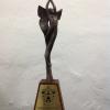 La estatuilla Meztli es especialmente elaborada por el maestro Carlos Terrés para los ganadores de este galardón