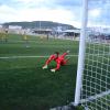 Momento en el que el arquero de los Leones Negro Lagos se lanza para intentar evitar que el balón entre a la portería